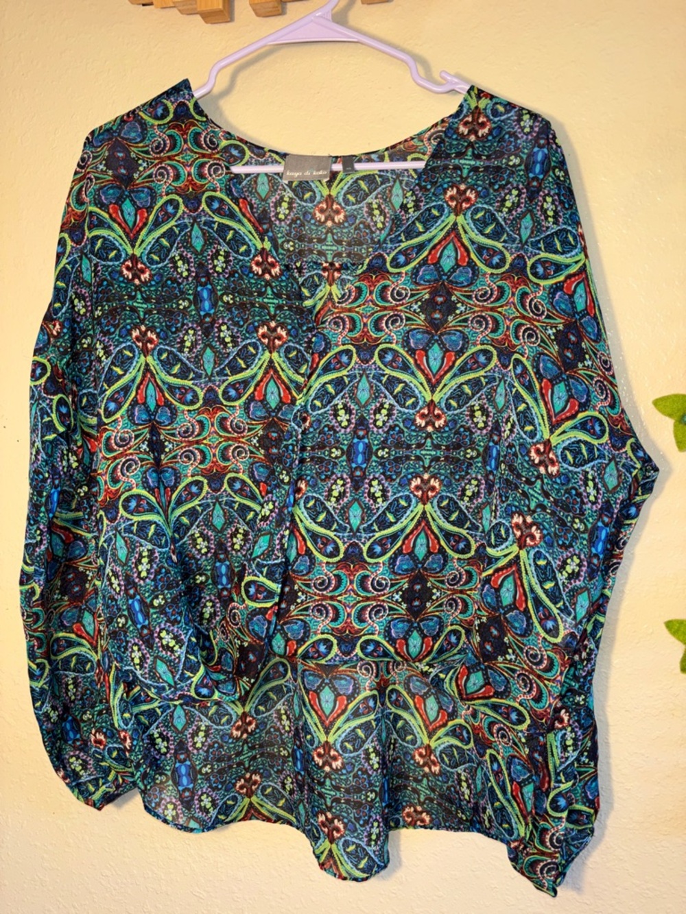 NWOT Kaya di Koko colorful blouse features a vibrant, bohemian-inspired paisl